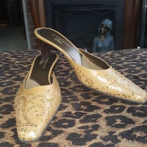 AK Anne Klein iflex Gold Leather 2" heel Size 7 M